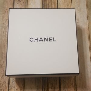 KEEPSAKE CHANEL GIFT BOX